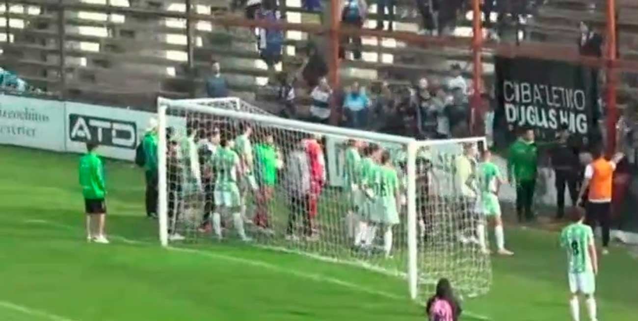 Video: Unión de Sunchales descendió y los jugadores se pelearon con los hinchas rivales