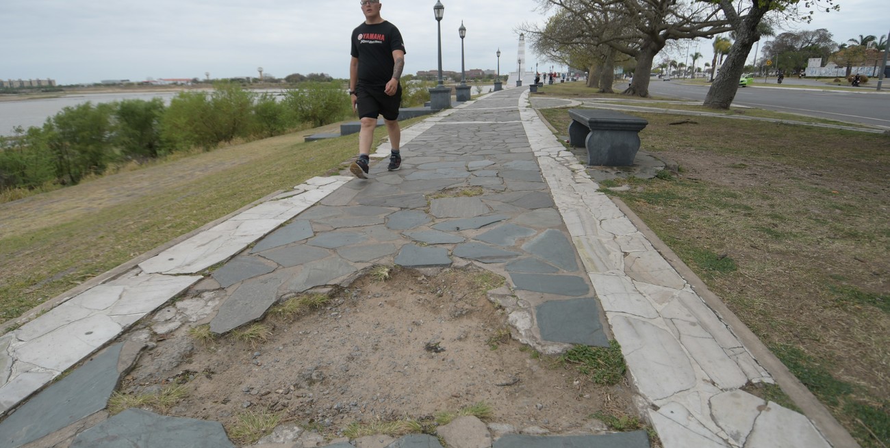 Ciudad de Santa Fe: ¿llegarán por fin las nuevas lajas a la vereda de la Costanera Oeste?