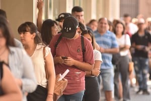 El desempleo nacional subió al 7,5% en el último trimestre de 2025, con un aumento significativo en jóvenes menores de 30 años, según el INDEC.