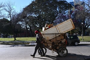 La política económica de la administración libertaria, con la devaluación de diciembre que provocó una suba de precios más la licuación de ingresos, sumado al fuerte ajuste fiscal que implementa el gobierno, profundizó fuertemente el deterioro social en el primer semestre de 2024. Foto: Flavio Raina.