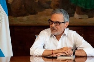 La gestión de Russo estuvo marcada por desafíos significativos, incluyendo la reciente epidemia de dengue, y una amplia revisión de personal en el Ministerio.