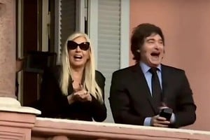 "Milei concluye su puesta en escena de la semana saliendo al balcón de la Casa Rosada con Susana Giménez." Foto: Gentileza