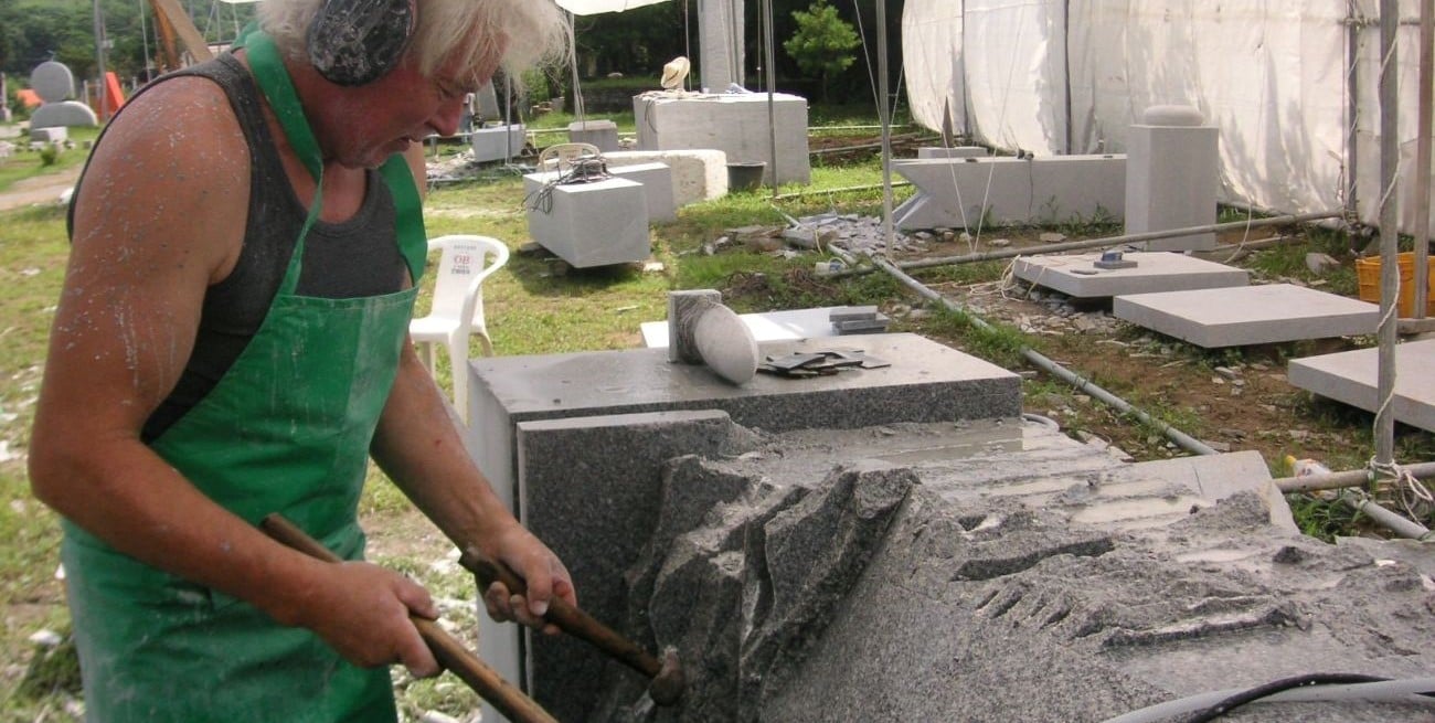 En una localidad santafesina, escultores de Francia y México realizarán obras en madera 