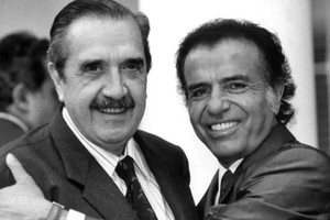 Encuentro. Después de una áspera confrontación, los doctores Raúl Alfonsín y Carlos Menem, conductores de los dos principales agrupamientos políticos de la época, confluyeron en un diálogo de entendimiento que le abrió camino a la reforma constitucional.