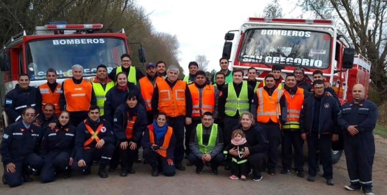 Les tiraron piedras a los bomberos de San Gregorio en pleno combate de un incendio