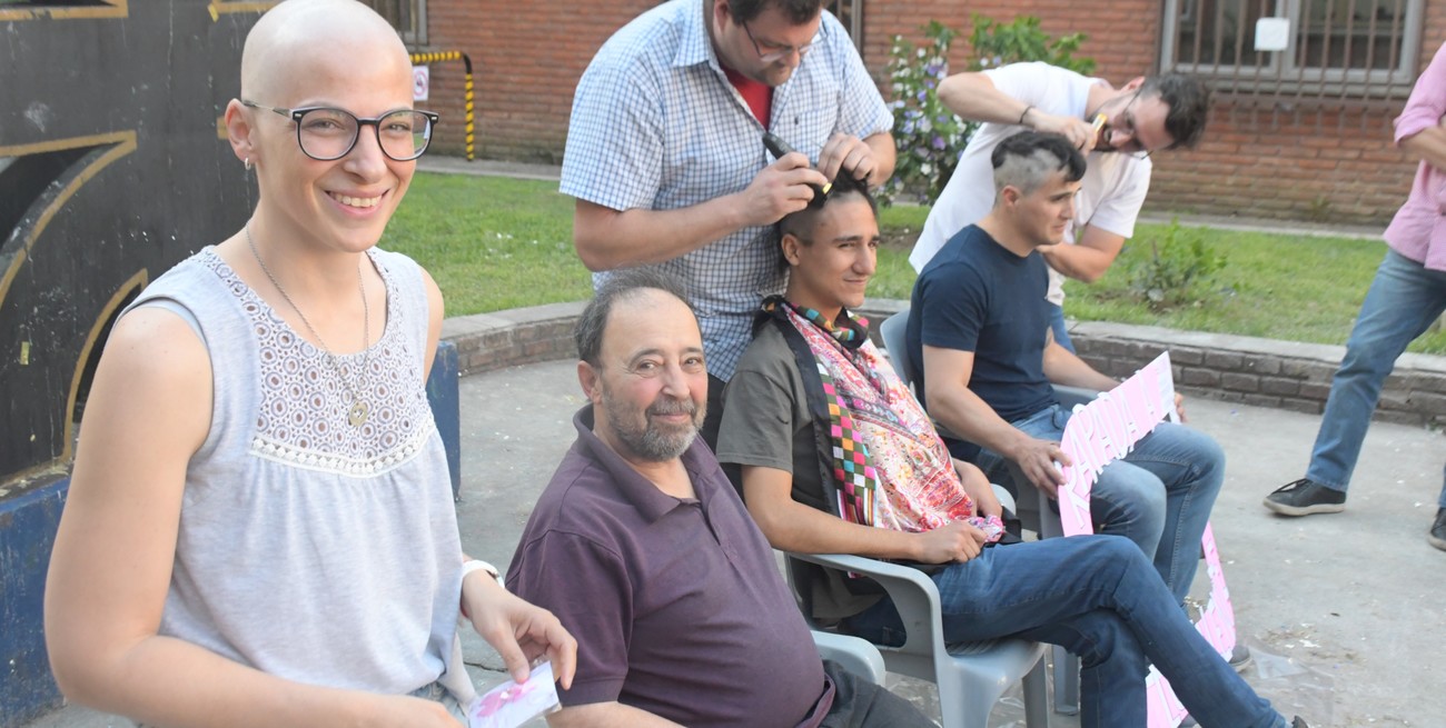 Gesto emotivo: se raparon el pelo para apoyar a "la profe" y concientizar sobre el cáncer de mama