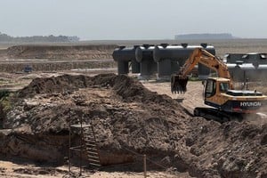El gobierno provincial acelera la obra aprovechando la época de sequía.