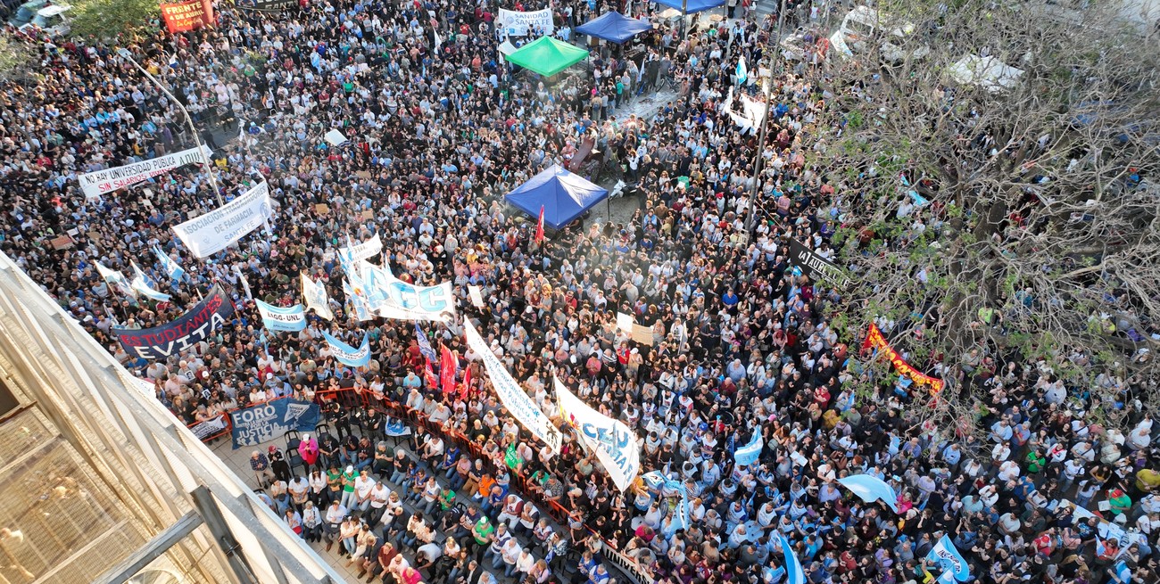 Masiva marcha universitaria en Santa Fe, y un "grito de auxilio": promulgar la ley de financiamiento