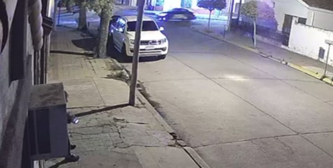 Video: en Gálvez, un sujeto en camioneta se tiroteó con la policía en pleno centro y huyó