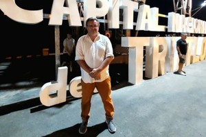 Conrado Berón con uno de sus legados: el cartel con letras corpóreas que reconoce a La Paz como Capital Nacional del Triatlón.