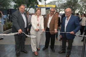 El intendente Juan Pablo Poletti, la vicegobernadora Gisela Scaglia y los titulares de CAM, Daniel Arditti y Sergio Morgenstern, en el momento del corte de cintas.
Foto: Manuel Fabatía