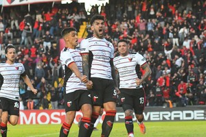 El recuerdo del partido de la primera rueda, cuando a Colón le costó superar a los chaqueños y lo consiguió con un penal de Toledo. Foto: Manuel Fabatía.