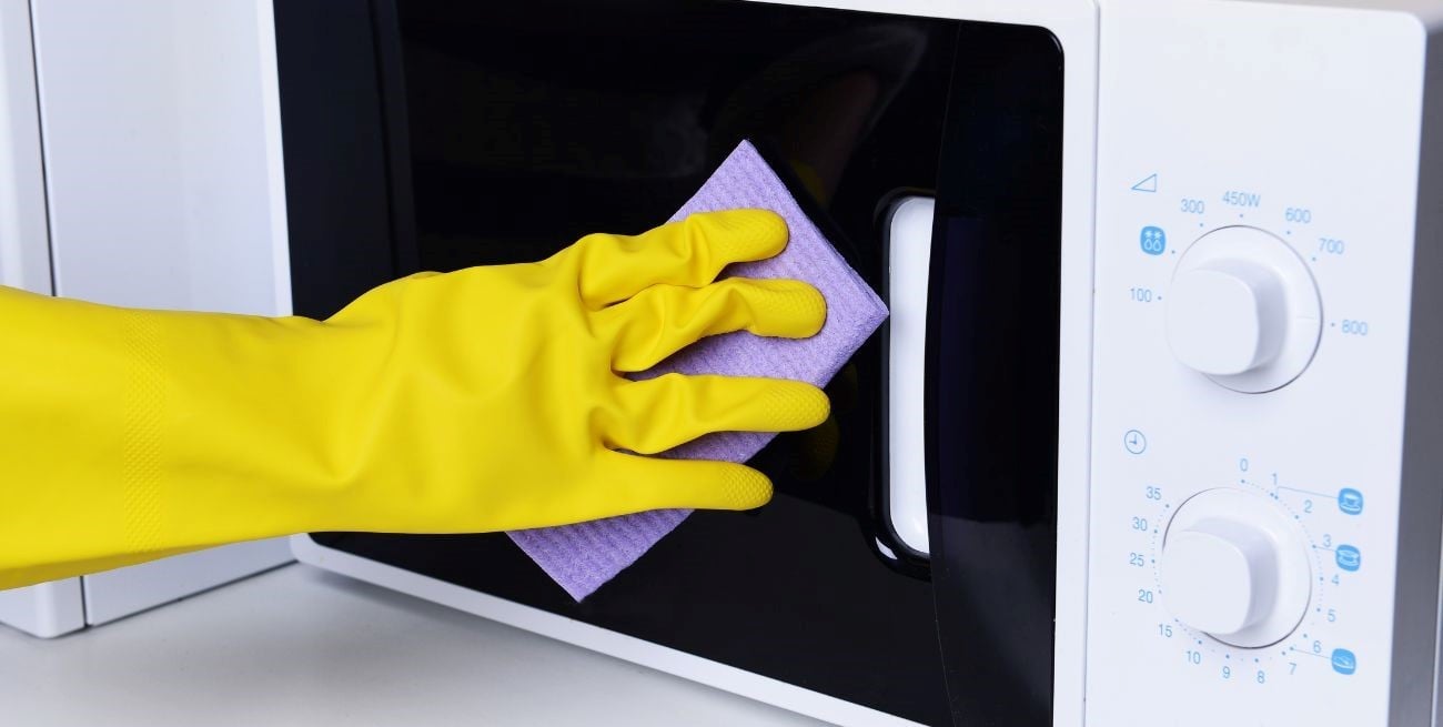 El truco de limpieza viral para dejar tu microondas como nuevo