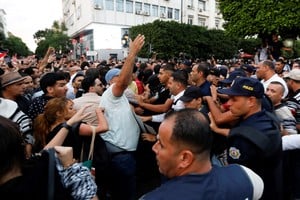 Cientos de tunecinos protestaron en la capital contra el presidente Kaïs Saied, dos días antes de unas elecciones presidenciales que, según los manifestantes, no son legítimas.

CREIDTO: REUTERS/Zoubeir Souissi