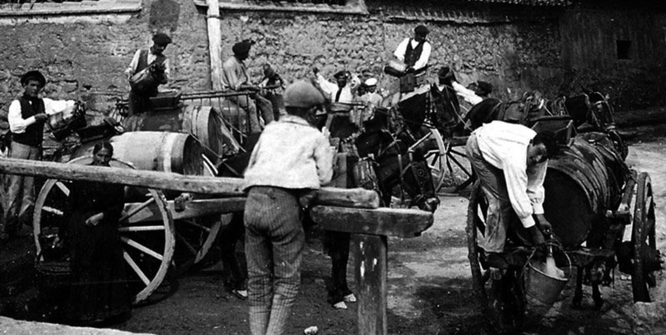 Santa Fe en blanco y negro: del sacrificado aguador a los "escándalos" en los baños