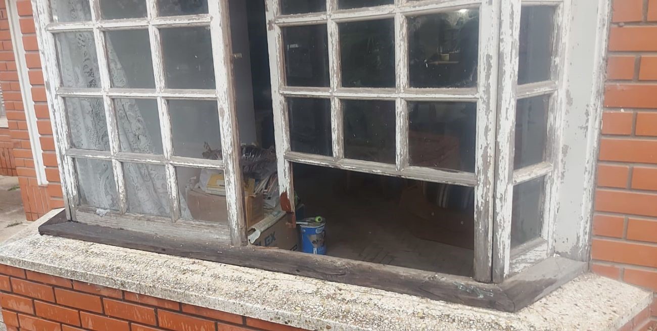 Insólito: despertó y encontró un ladrón durmiendo en un sofá