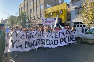 Masiva movilización por la ley de Financiamiento Universitario en la ciudad de Santa Fe.