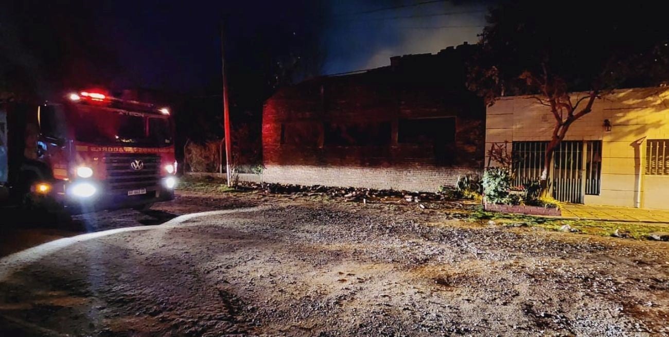 Un incendio arrasó con una carpintería en barrio Las Flores