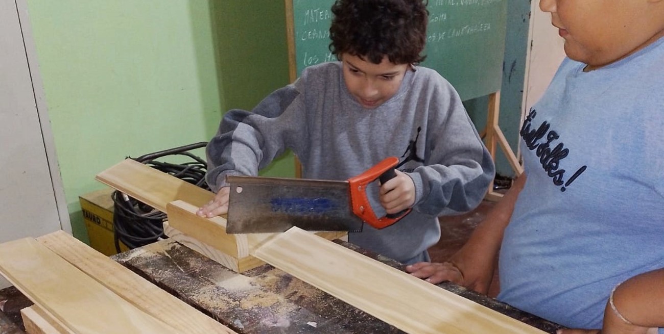 Pequeños carpinteros: alumnos de la Escuela 6236, participan de un taller en oficios