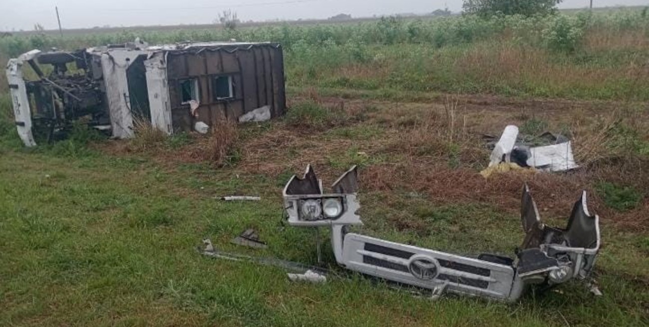 Un camión de caudales volcó en Villa Mugueta y como consecuencia murió un empleado