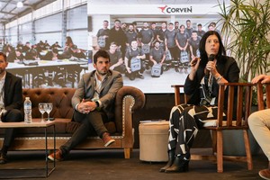 Patricia Iraola, directora del Grupo Corven y Leonel Chiarella, intendente de Venado Tuerto. 