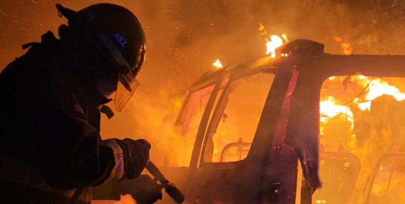 Video: impresionante incendio de un automóvil en la Ruta 1