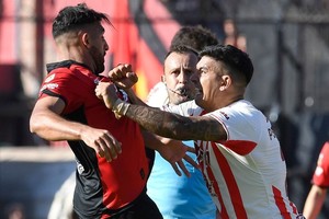 Un partido especial. No solamente el cruce Unión-Huracán y la batalla táctica de los bancos: el "Kily" González contra Darío Kudelka. La presencia de "Wanchope" Ábila no pasará desapercibida en el 15 de Abril. En la foto, en un clásico peleando con Polenta.