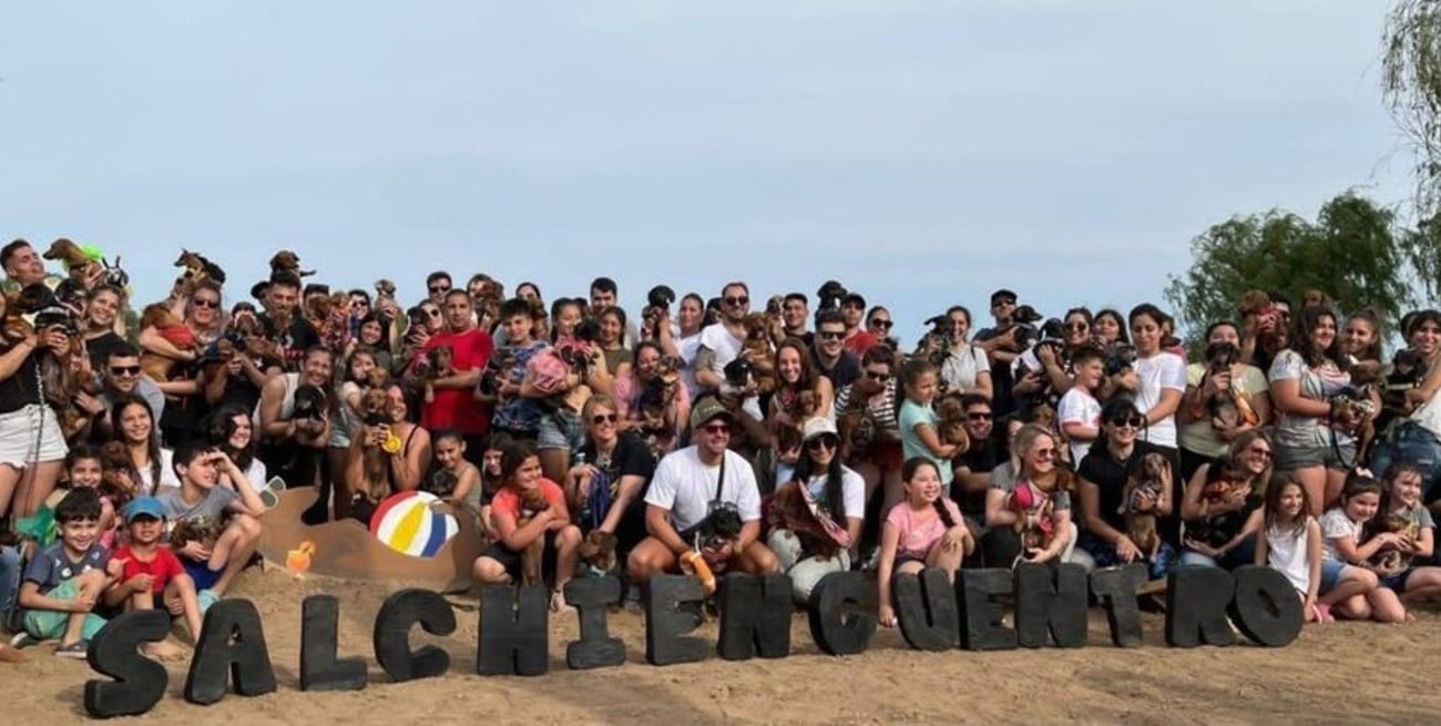 Cien amantes de perros salchicha tuvieron su encuentro en la costanera de Coronda
