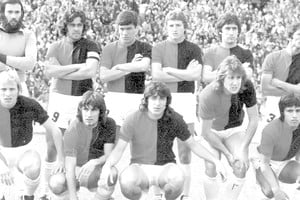 El Colón del "Gitano". Uno de los tantos clásicos, en el inolvidable año 1975 para el fútbol de Santa Fe. "¿Te parece hacer una entrevista?, la gente ya ni se acuerda de nosotros", dice con humildad Héctor Miguel Mariano. Crédito: El Litoral.