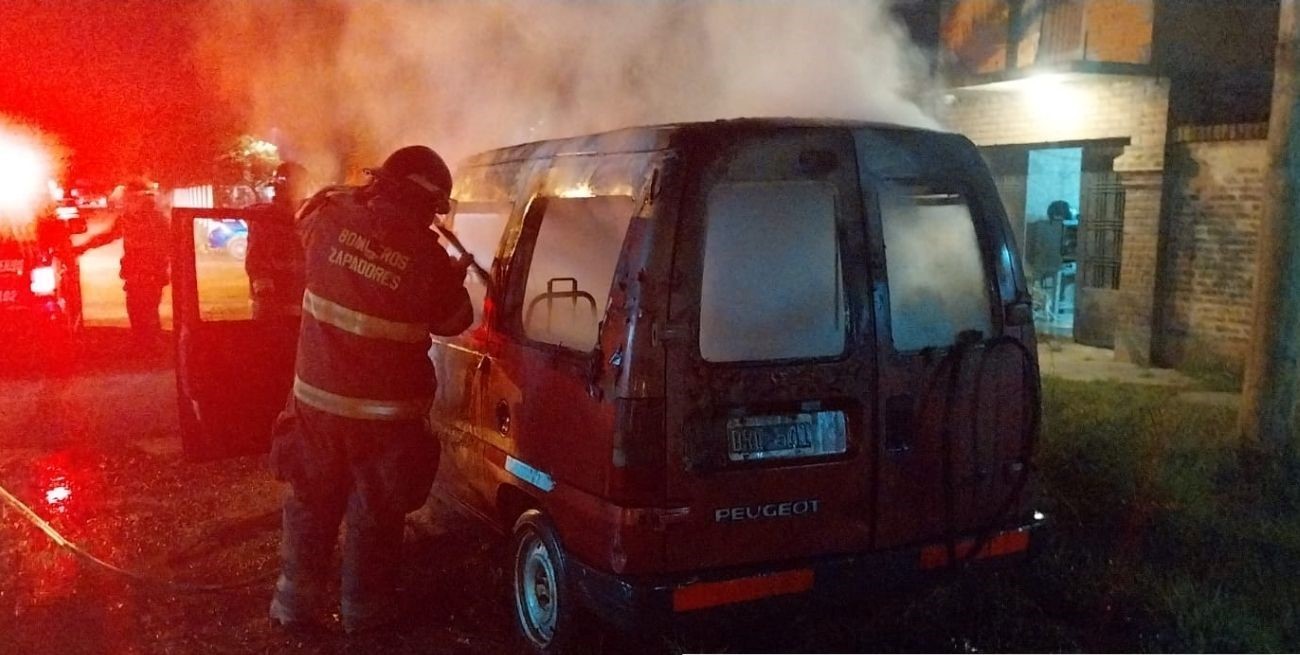 Ardieron dos vehículos durante la noche