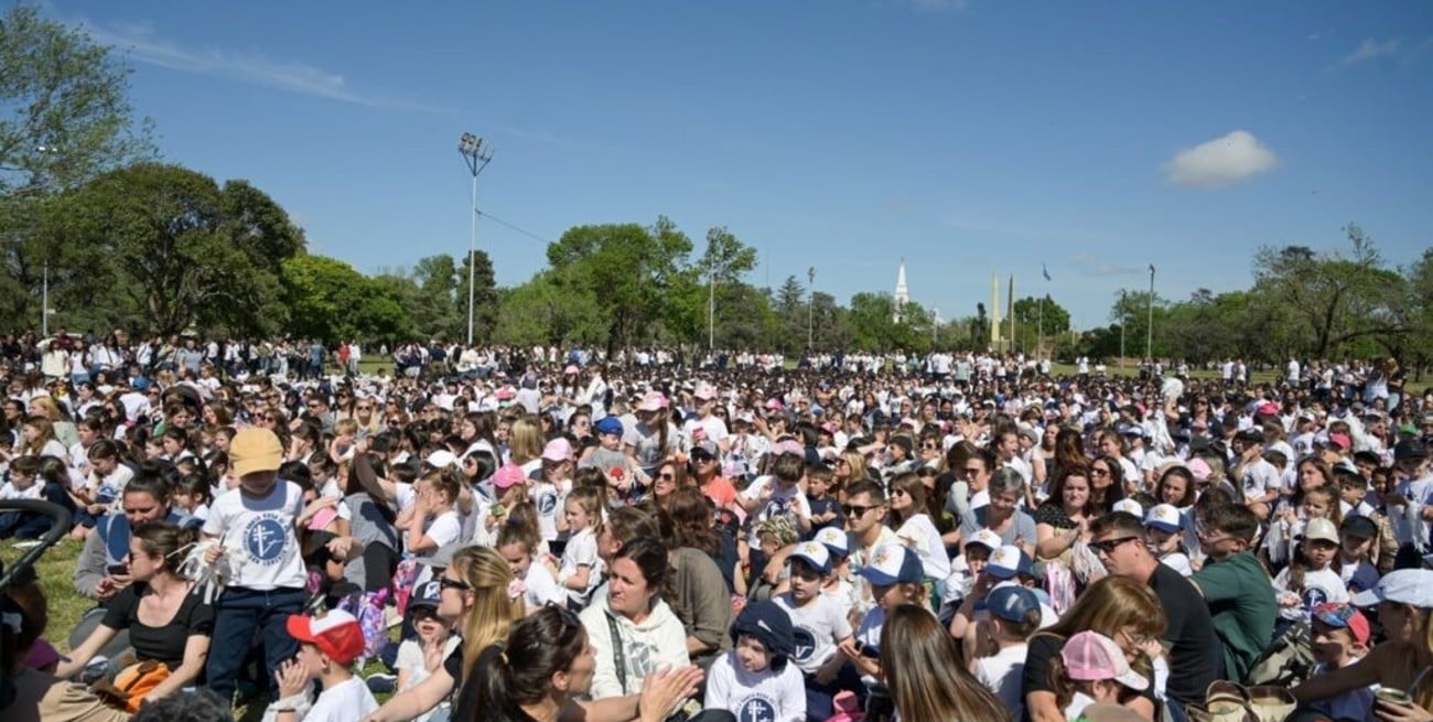 Cientos de alumnos sanlorencinos caminaron por la paz