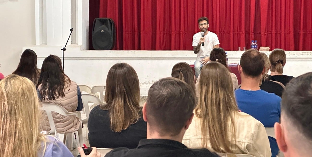 Lucas Raspall, el psicoterapeuta que sigue la familia Messi, pasó por San Jerónimo Norte