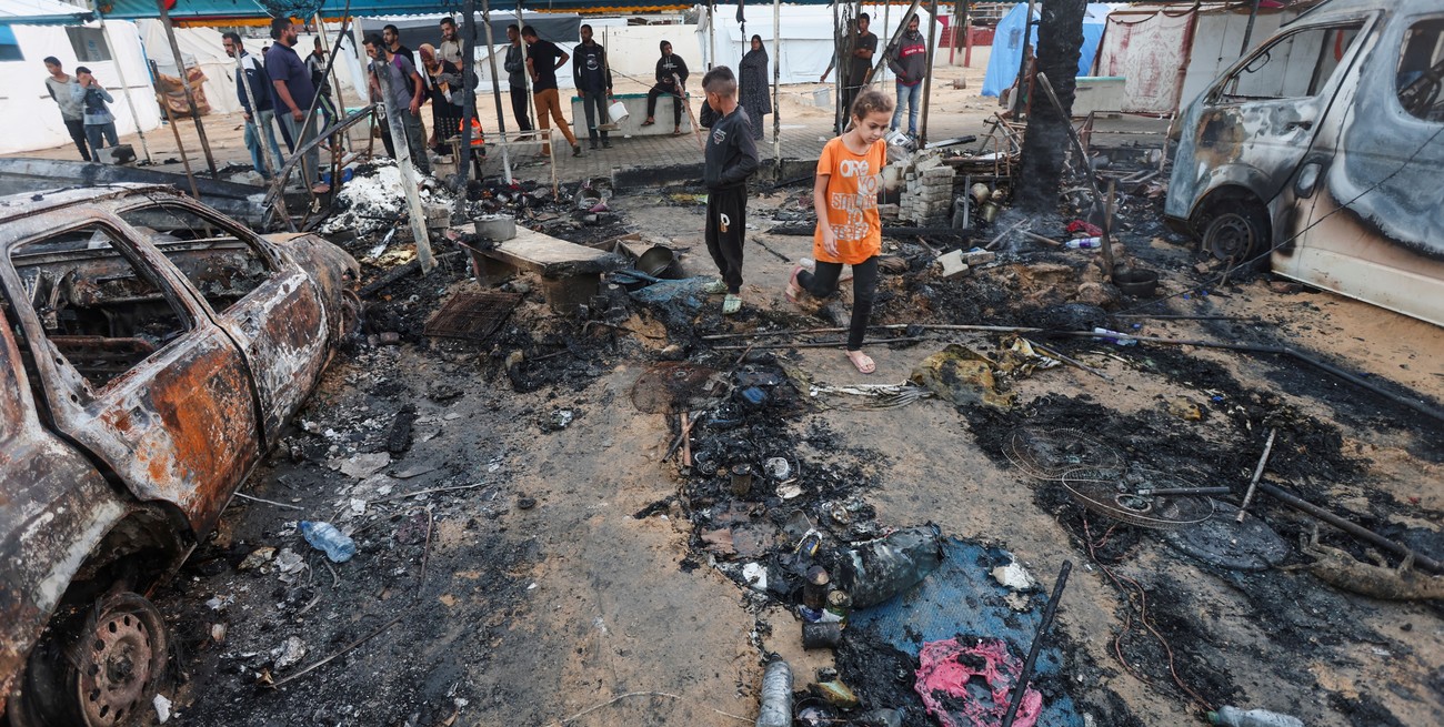 Cuatro muertos tras un ataque israelí y posterior incendio en un campamento en Gaza