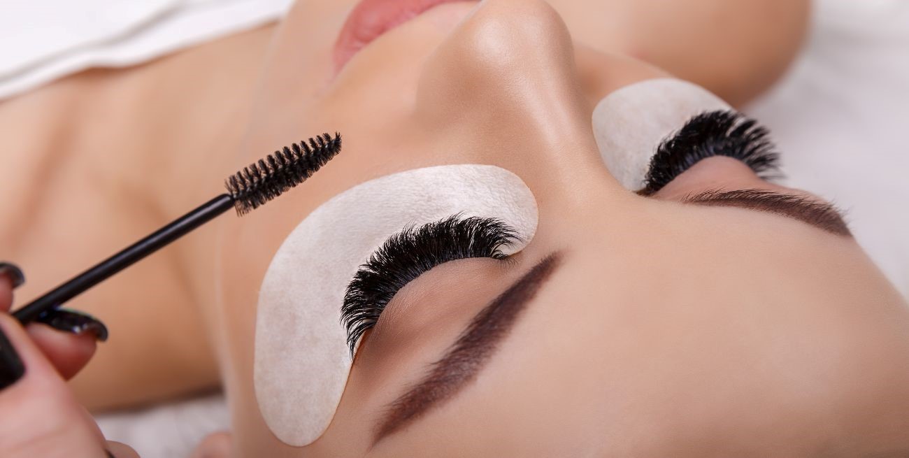 Extensiones de pestañas y el riesgo asociado al pegamento