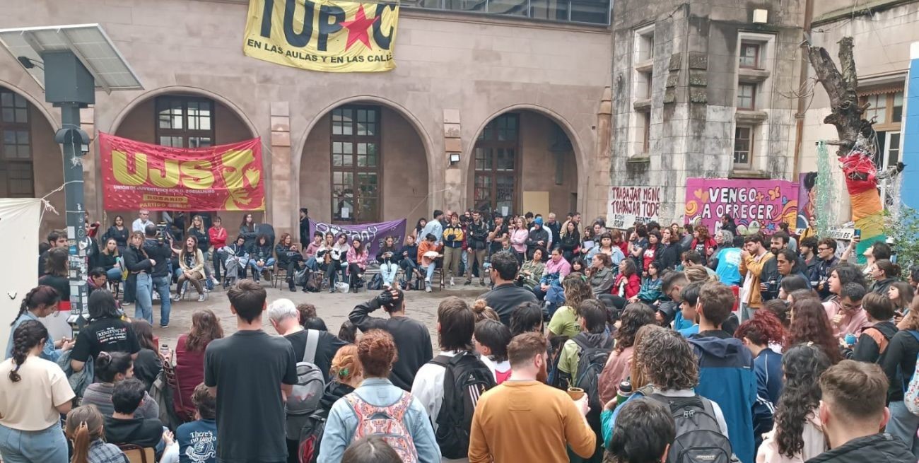 UNR: estudiantes se manifestaron a favor de la toma y se quedaron a dormir