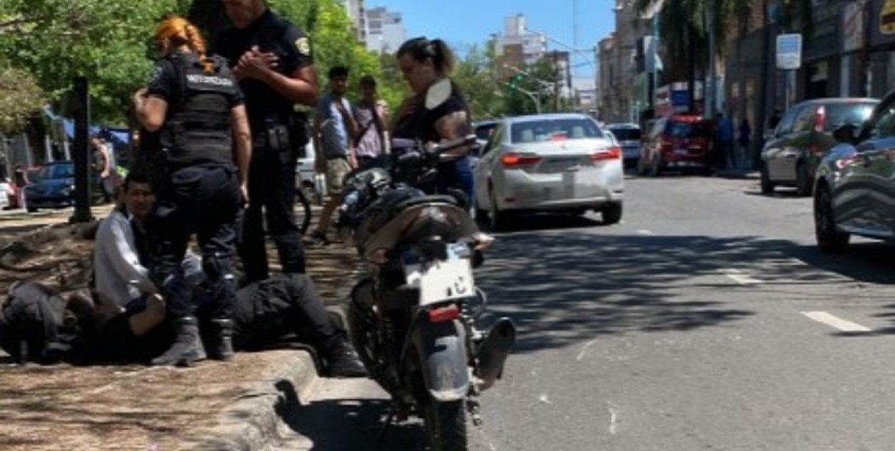 Una mujer policía derrapó con su moto en pleno bulevar