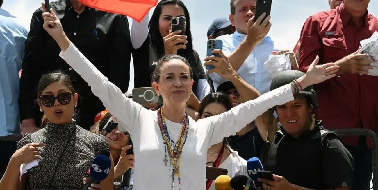 Machado desmiente a Maduro y afirma: "Estoy aquí, en Venezuela... y él lo sabe"