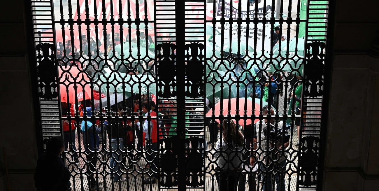 Ataque a la Legislatura: la defensa de los gremialistas rosarinos se cruzó con la jueza durante la imputativa