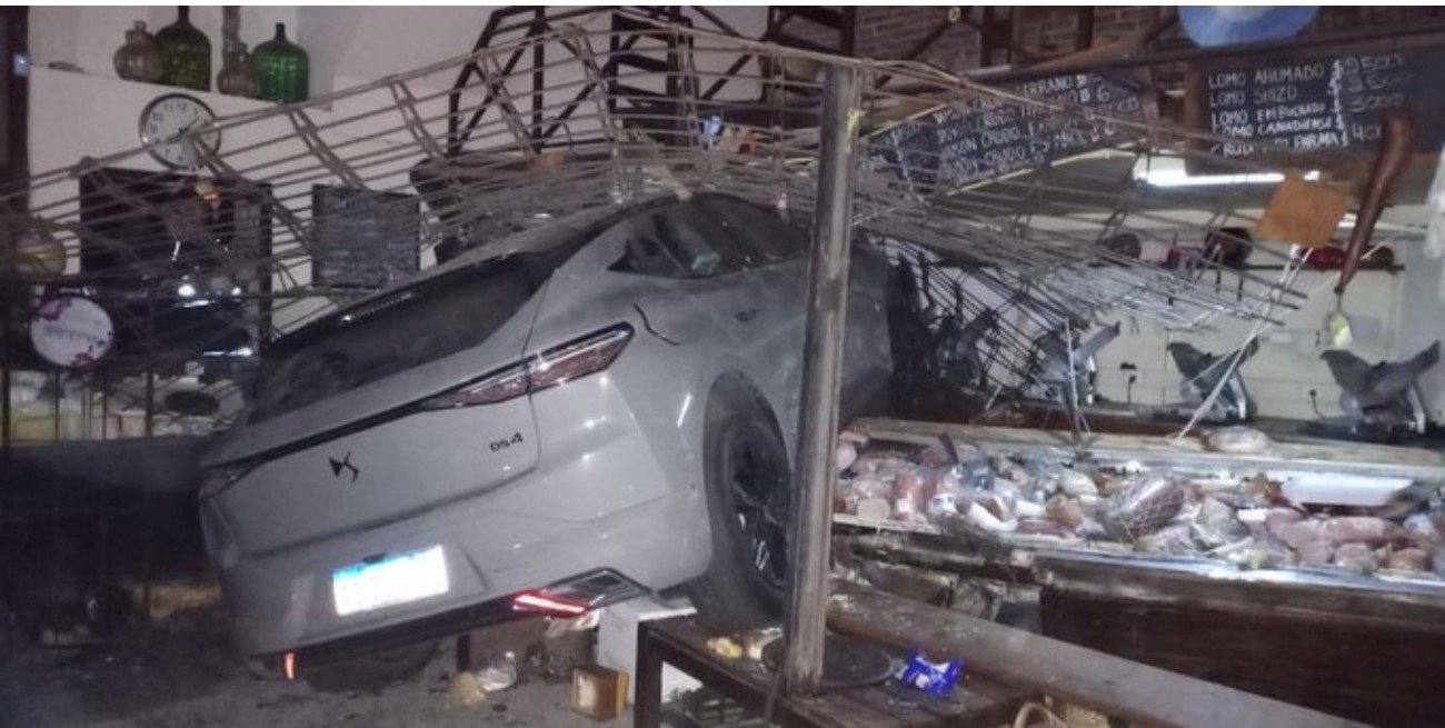 Video: perdió el control del auto y terminó adentro de una fiambrería de Buenos Aires