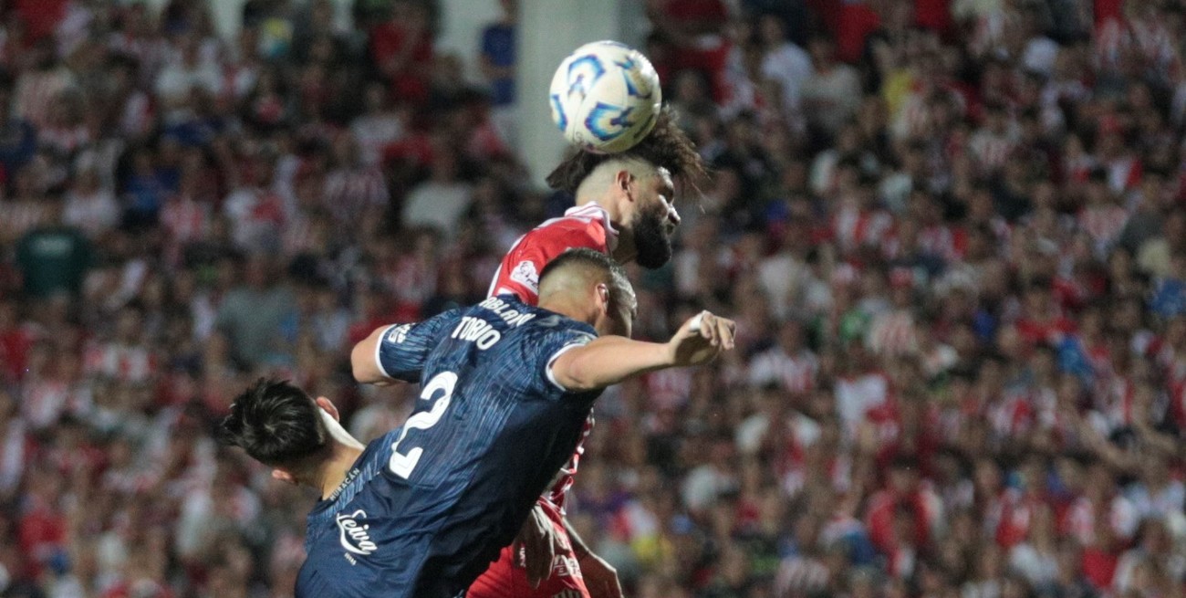 Unión no lo supo ganar y el VAR le dio la mano a Huracán