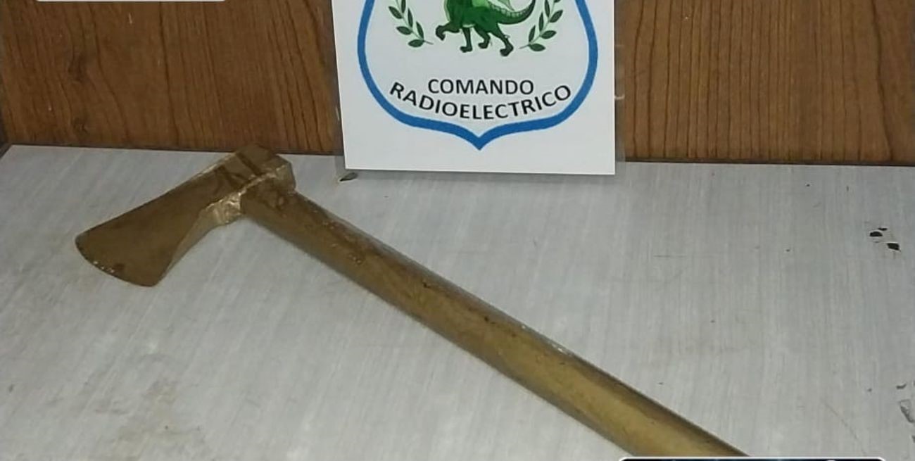 Le pegó con un hacha a su vecina 

