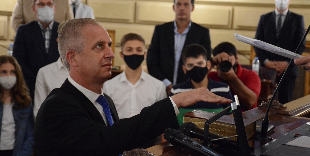 Pateó el centro y cabeceó