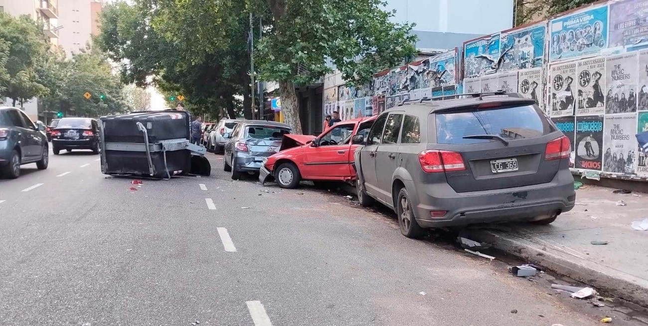 Se quedó dormido y chocó cuatro autos y dos contenedores de basura