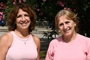 Unidas por la lucha contra el cáncer de mama, Romina y Mónica compartieron sus historias de valentía y resiliencia. Crédito: Flavio Raina.