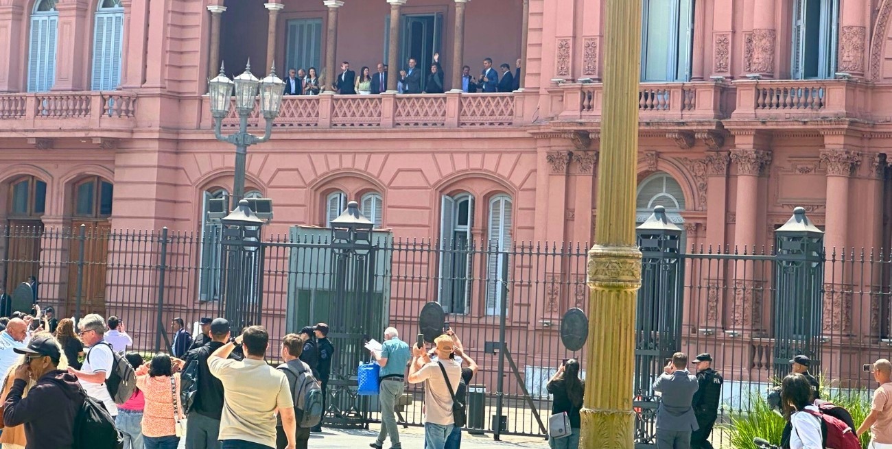 Javier Milei salió a saludar al balcón de la Casa Rosada y fue repudiado por universitarios