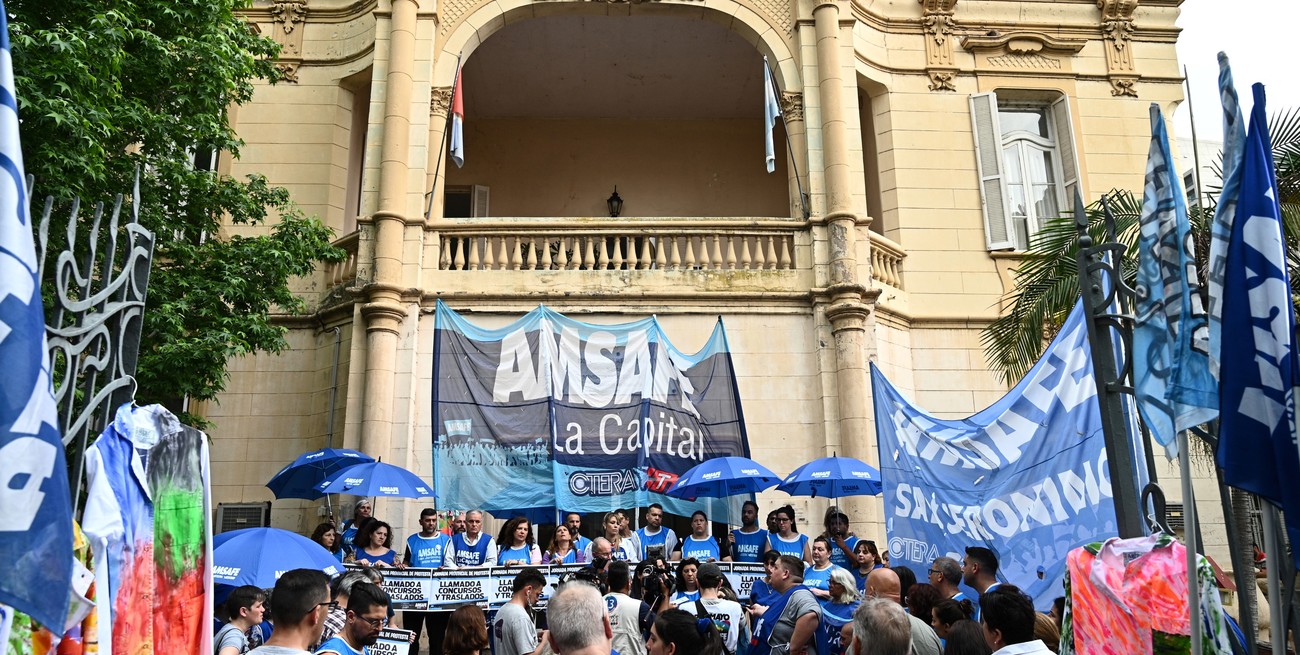 Paritaria, titularizaciones y traslados son los pedidos docentes en otra jornada de protesta
