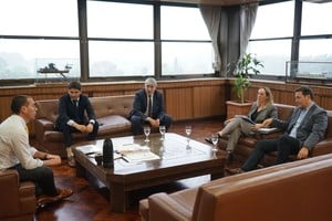 Pullaro con Ghilotti y Mántaras en el despacho del subsecretario de Puertos y Vías Navegables. Compromiso de seguir hablando… Foto: Gobierno de Santa Fe