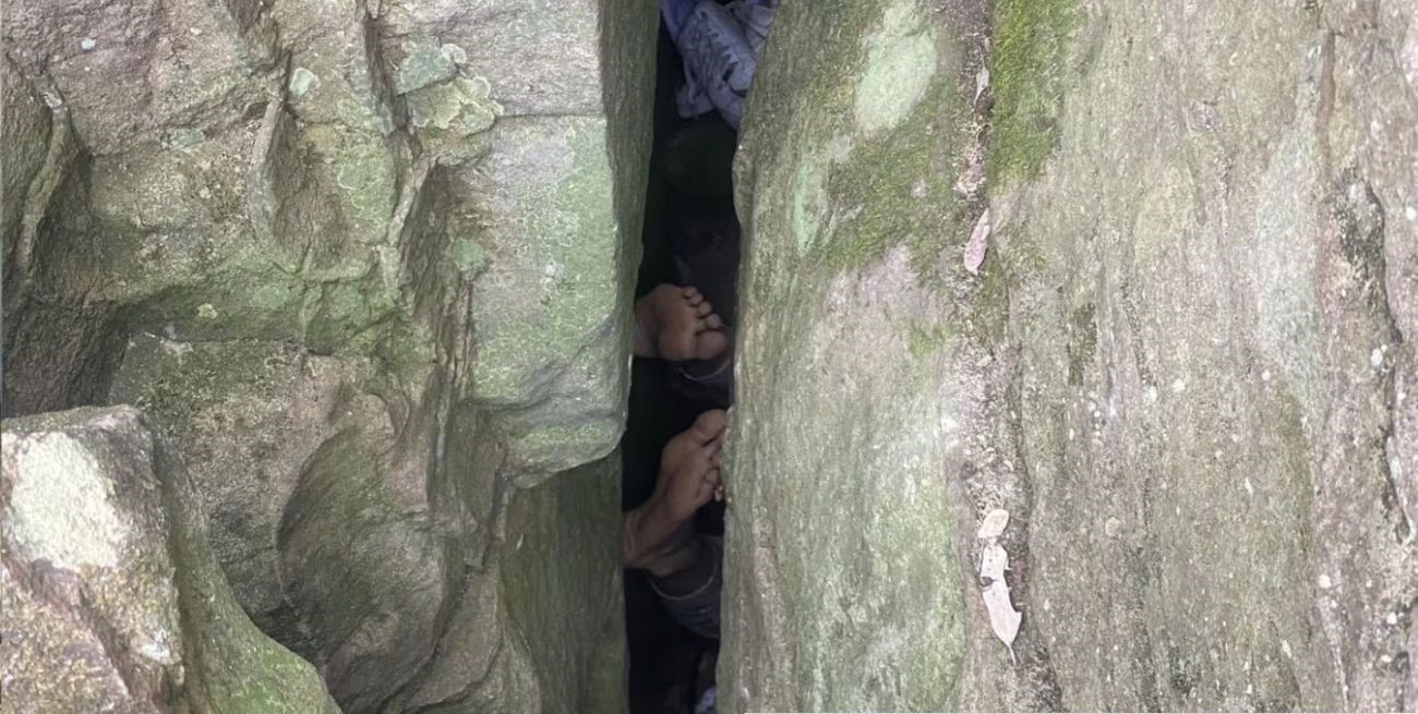 Una turista perdió el celular y quedó atrapada entre dos rocas al intentar recuperarlo