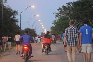 Así salen los jóvenes de los boliches, al amanecer. Se genera un peligroso caos de motos y autos “esquivando” peatones. Crédito: Archivo El Litoral
