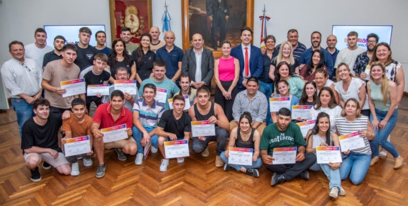 Entregan certificados del programa Impulsa a vecinos de Esperanza